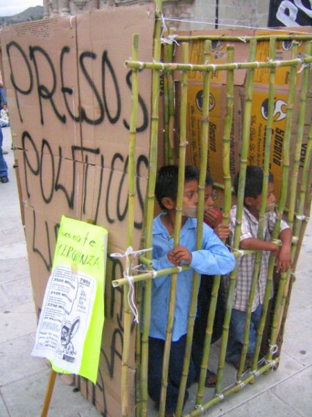 Kinder protestieren für die Freilassung der Gefangenen 2006